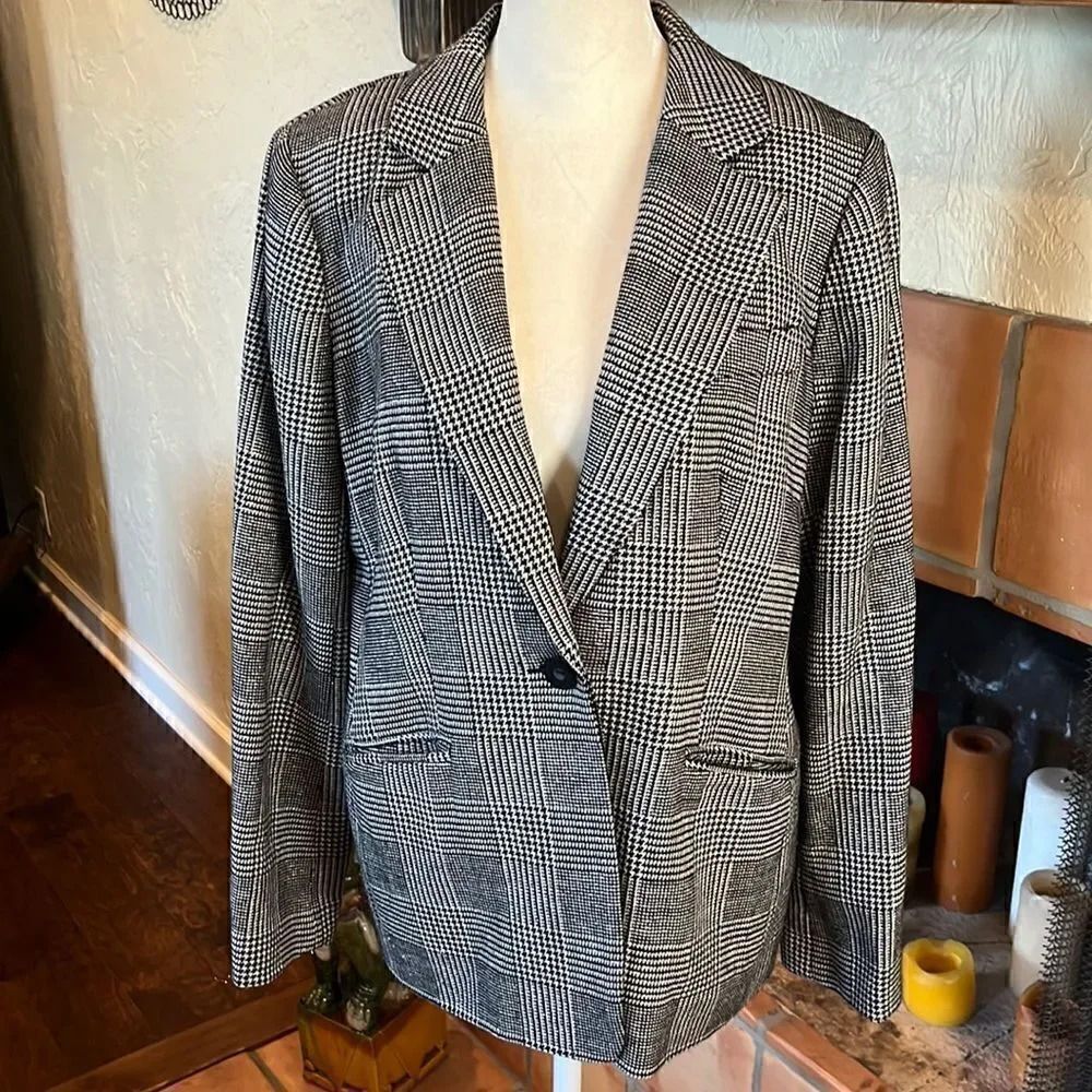 Bloomingdale’s black, white, and silver threaded wool blazer, size 12P!